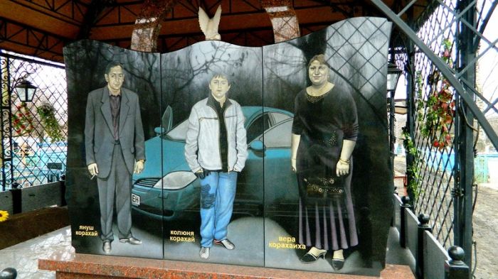 Цыганское кладбище в Донецке (24 фото)