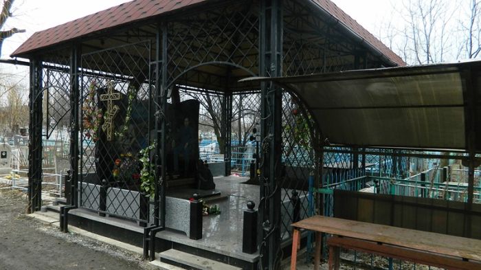 Цыганское кладбище в Донецке (24 фото)