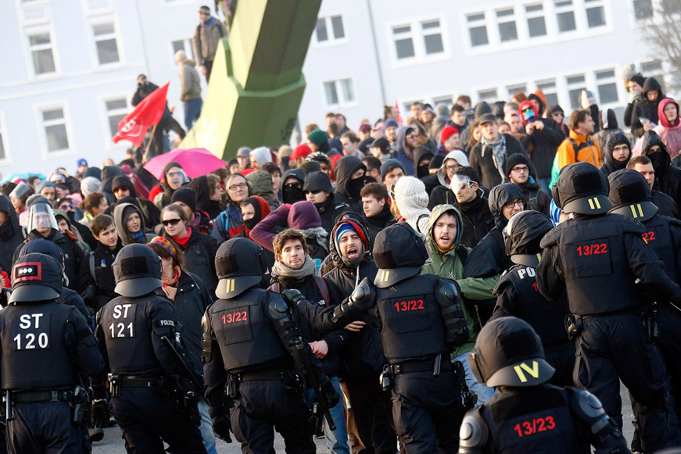 Погромы во Франкфурте-на-Майне и клоуны Погромы во Франкфурте-на-Майне и клоуны
