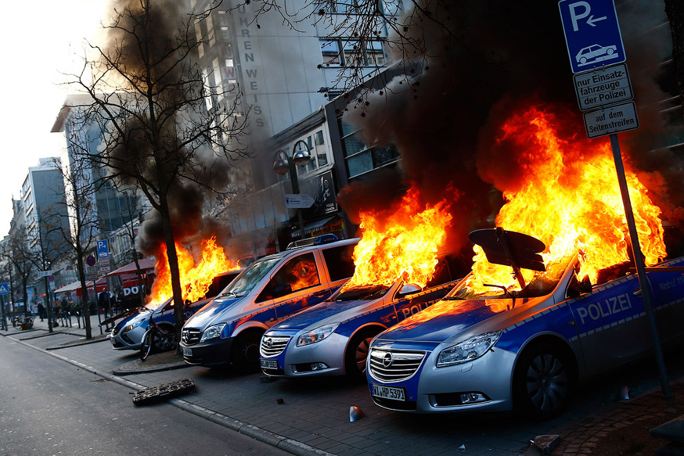 Погромы во Франкфурте-на-Майне и клоуны Погромы во Франкфурте-на-Майне и клоуны