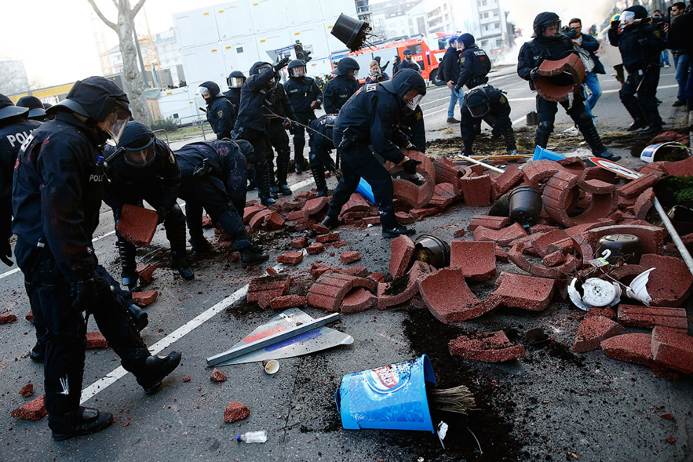 Погромы во Франкфурте-на-Майне и клоуны Погромы во Франкфурте-на-Майне и клоуны