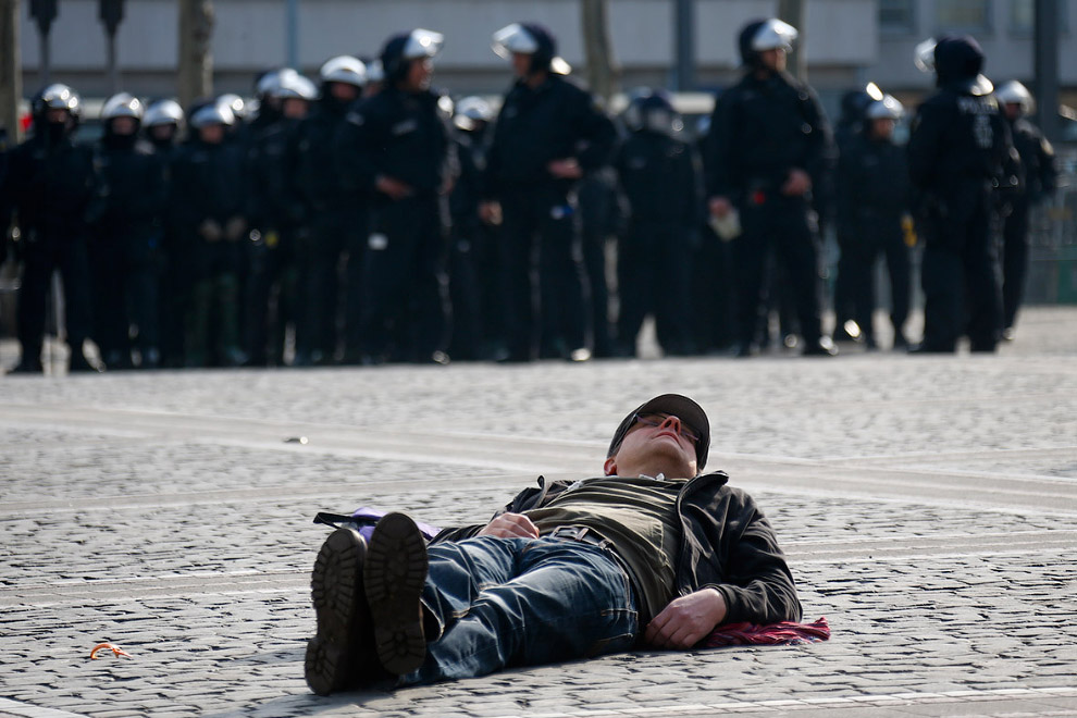 Погромы во Франкфурте-на-Майне и клоуны Погромы во Франкфурте-на-Майне и клоуны