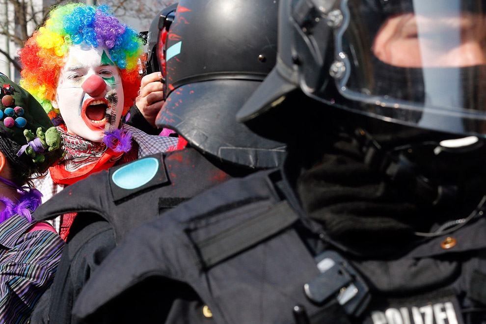 Погромы во Франкфурте-на-Майне и клоуны Погромы во Франкфурте-на-Майне и клоуны