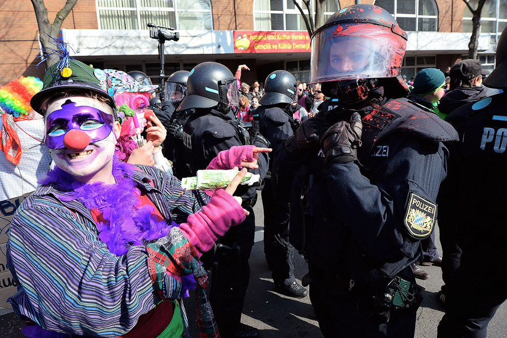 Погромы во Франкфурте-на-Майне и клоуны Погромы во Франкфурте-на-Майне и клоуны