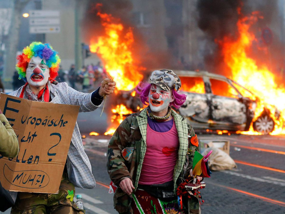 Погромы во Франкфурте-на-Майне и клоуны Погромы во Франкфурте-на-Майне и клоуны