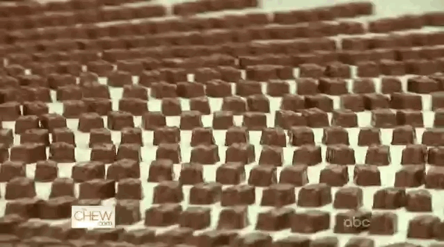 Увлекательные гифки с производства сладостей