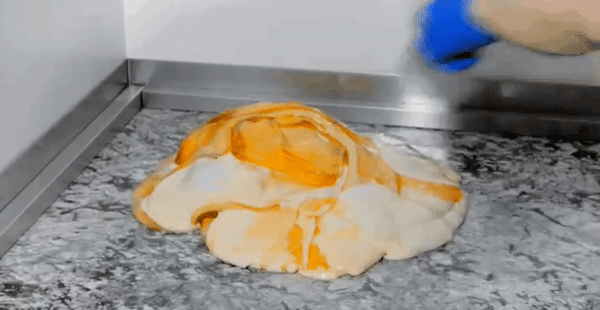 Увлекательные гифки с производства сладостей