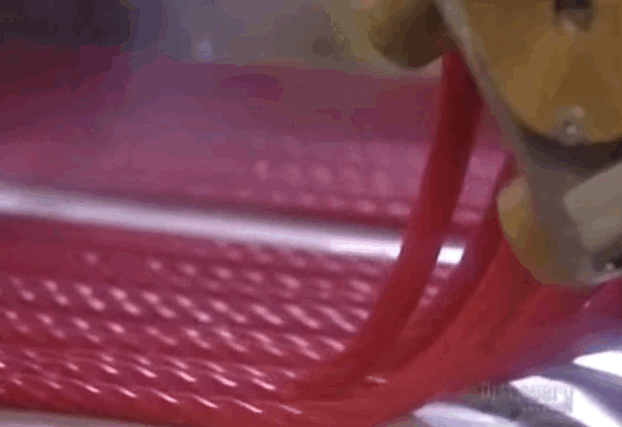 Увлекательные гифки с производства сладостей