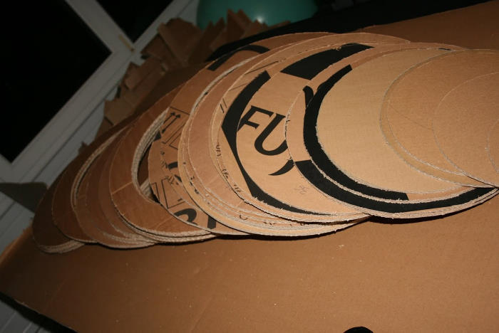 Девушка построила для кошки потрясающий домик-иглу из картона и вот как она это сделала