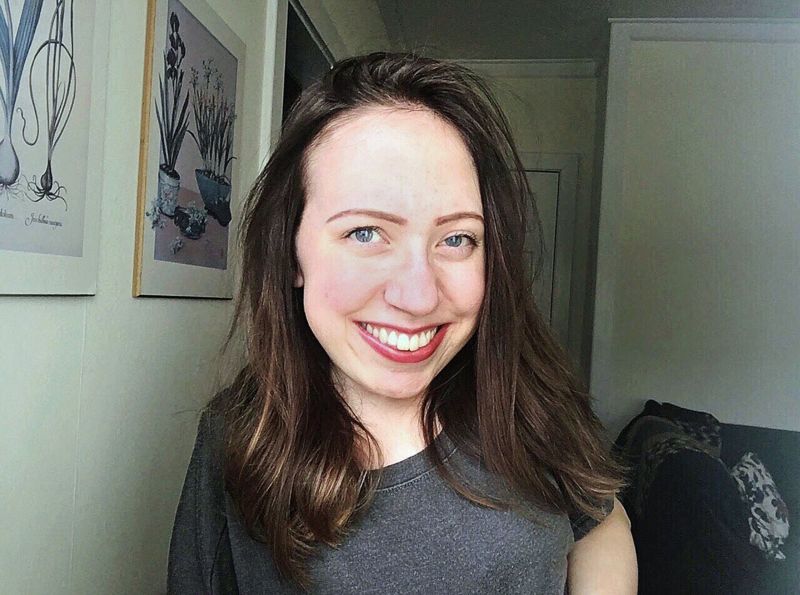 Мышцы девушки превращаются во второй скелет