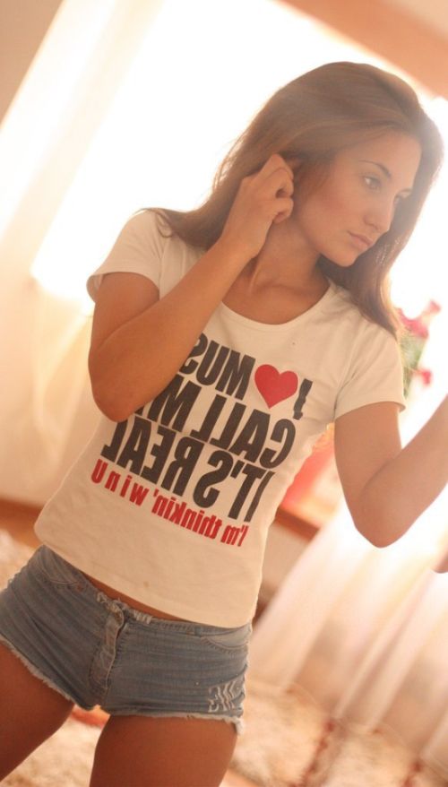 Девушки в коротких шортах