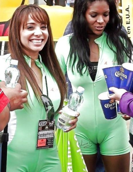 Девушки на автогонках (33 фото)