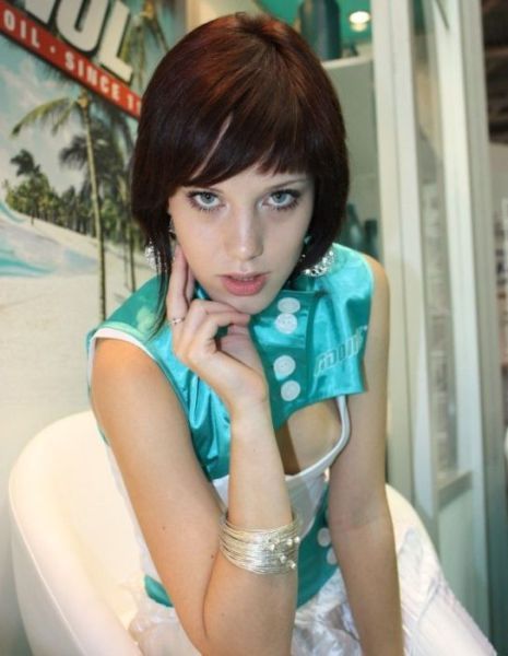 Девушки на автогонках (33 фото)