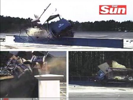 Грузовик и ограждение (6 фото)