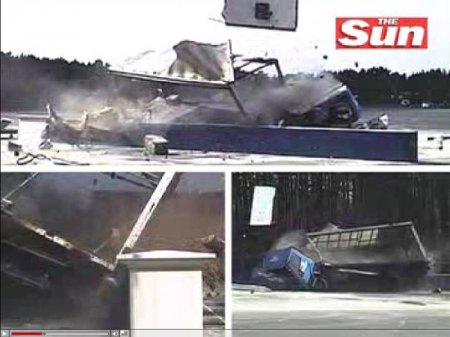 Грузовик и ограждение (6 фото)