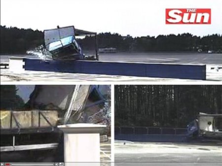 Грузовик и ограждение (6 фото)