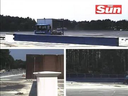 Грузовик и ограждение (6 фото)