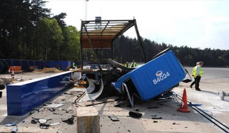 Грузовик и ограждение (6 фото)