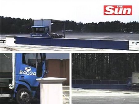 Грузовик и ограждение (6 фото)