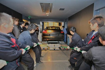 Как доставить Порш на 19-й этаж (5 фото)