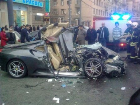 Феррари в хлам (4 фото)