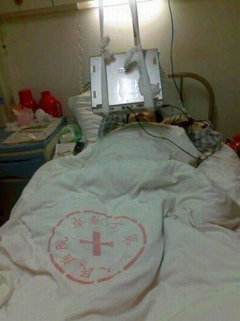 Хорошо устроился в больнице (4 фото)