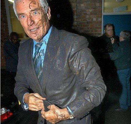 Люди против политиков (23 фото)