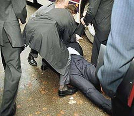 Люди против политиков (23 фото)