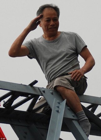 Помог самоубийце (5 фото)