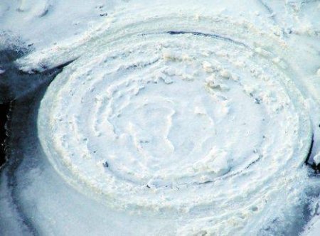 Таинственные круги на самом глубоком озере в мире (6 фото)