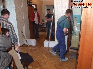 Замуровали людей в квартире (5 фото)