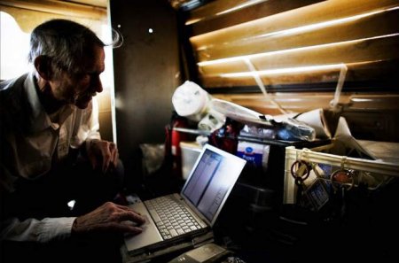 Калифорнийские бомжи не могут без интернета (5 фото)