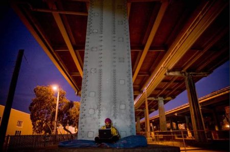 Калифорнийские бомжи не могут без интернета (5 фото)