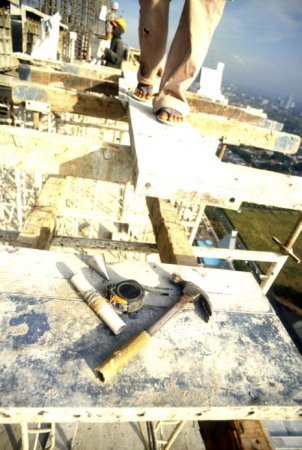 Азиатские строители смерти не боятся (23 фото)