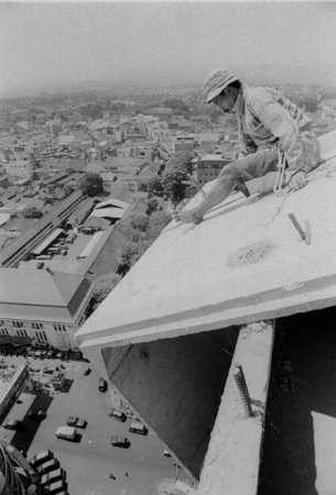 Азиатские строители смерти не боятся (23 фото)