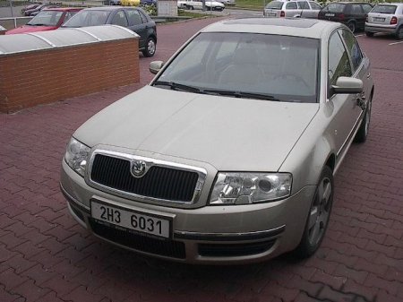 Открыл машину (4 фото)