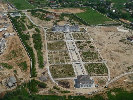 Скромная дача (2 фото)