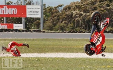 Мотоциклетные аварии (24 фото)