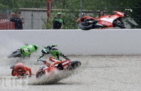 Мотоциклетные аварии (24 фото)