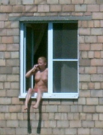 Загорает (3 фото)