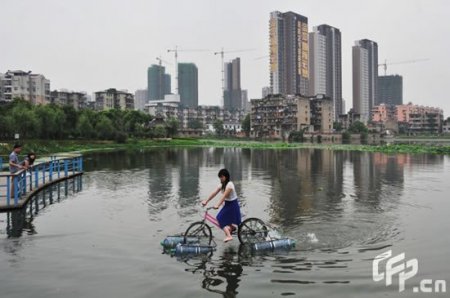 Плавающий велосипед (7 фото)