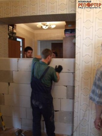 Замуровали людей в квартире (5 фото)