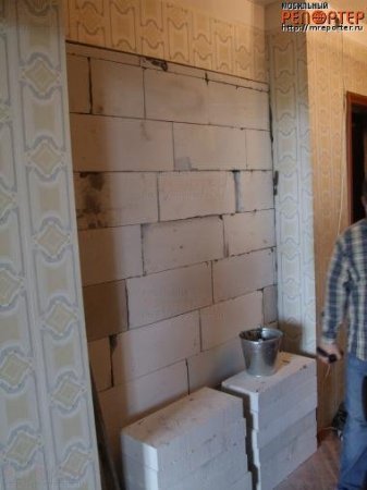 Замуровали людей в квартире (5 фото)