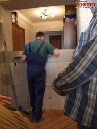 Замуровали людей в квартире (5 фото)