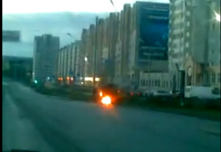 Сгоревший автомобиль Рекстон (и его пассажиры, сгоревшие заживо) в Перми - видео с первых минут