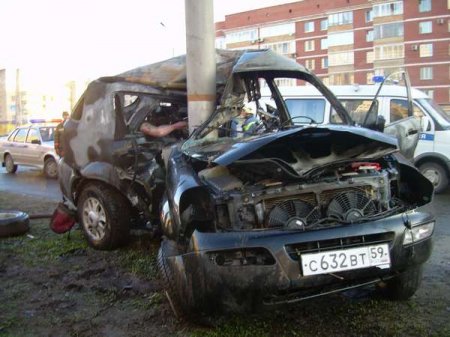 Сгоревший автомобиль Рекстон (и его пассажиры, сгоревшие заживо) в Перми - видео с первых минут