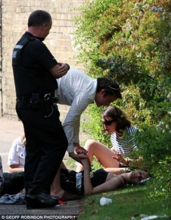 Выпускной у студенток кембриджа (8 фото)