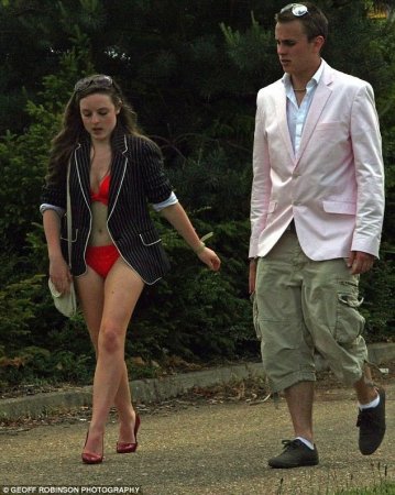 Выпускной у студенток кембриджа (8 фото)