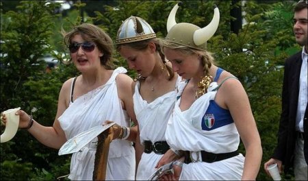 Выпускной у студенток кембриджа (8 фото)