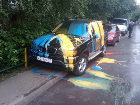 Не ставь на тротуаре (5 фото)